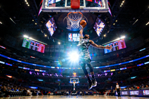 篮球赛事直播截图 - NBA球员扣篮瞬间，灯光聚焦于球场中央